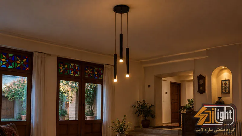چراغ آویز در نمای قدیمی